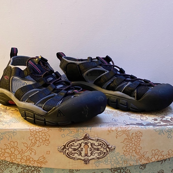 Keen Shoes - Keen Gray/Blach waterproof Footwear, scuffs one right toe from normal wear,